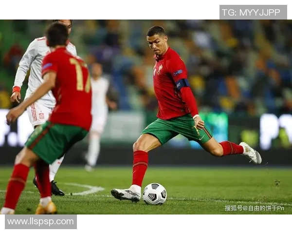 足球球星穿紧身衣展现运动魅力与职业态度的精彩瞬间